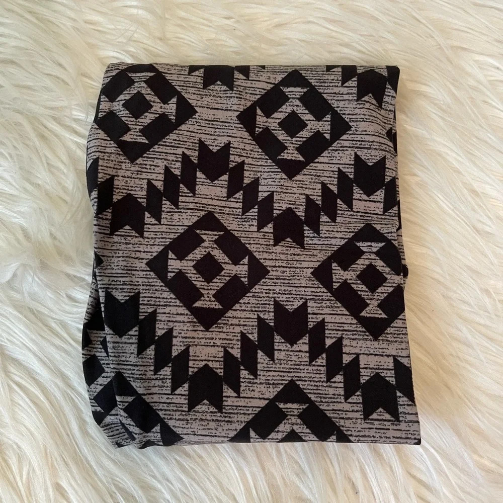 New! Girl’s Lularoe gray/black geometric pattern leggings S/M